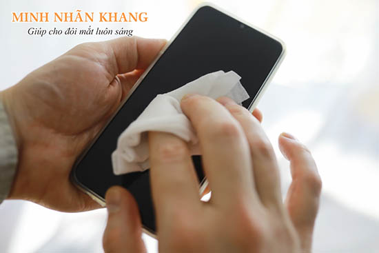 Giữ màn hình sạch sẽ là cách bảo vệ mắt khi dùng điện thoại đơn giản mà hiệu quả