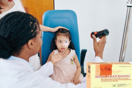 Đục thủy tinh thể bẩm sinh có dùng được Minh Nhãn Khang không