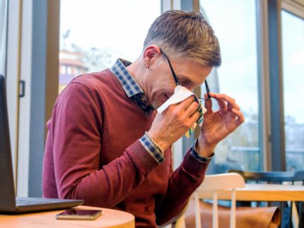 Mắt nhức mỏi nhìn mờ có khả năng cao do đục thủy tinh thể