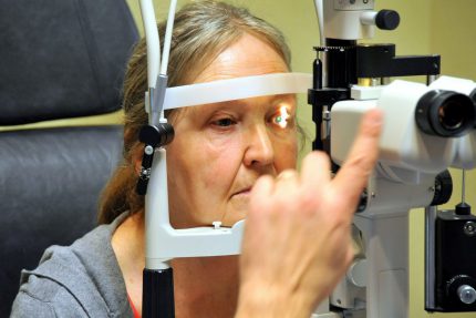 Bị bệnh đục thủy tinh thể không nhất thiết phải mổ