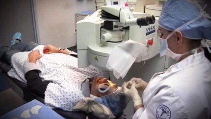 Mổ đục thủy tinh thể mắt trái nên chăm sóc tốt để tránh mổ mắt phải