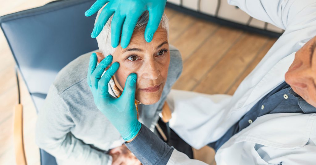 Mổ thay thủy tinh thể khi bị tiểu đường, cao huyết áp dễ gây biến chứng