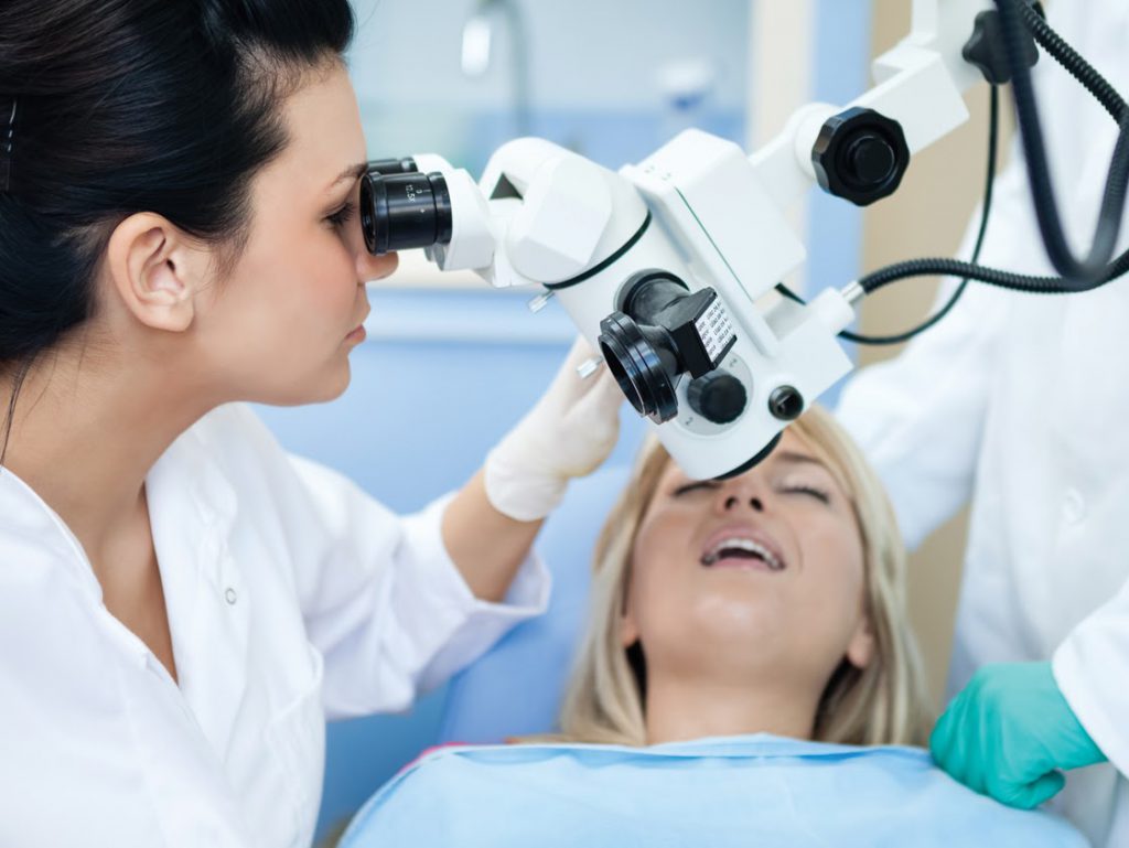 Chi phí phẫu thuật thay thủy tinh thể phụ thuộc vào thấu kính và cách mổ