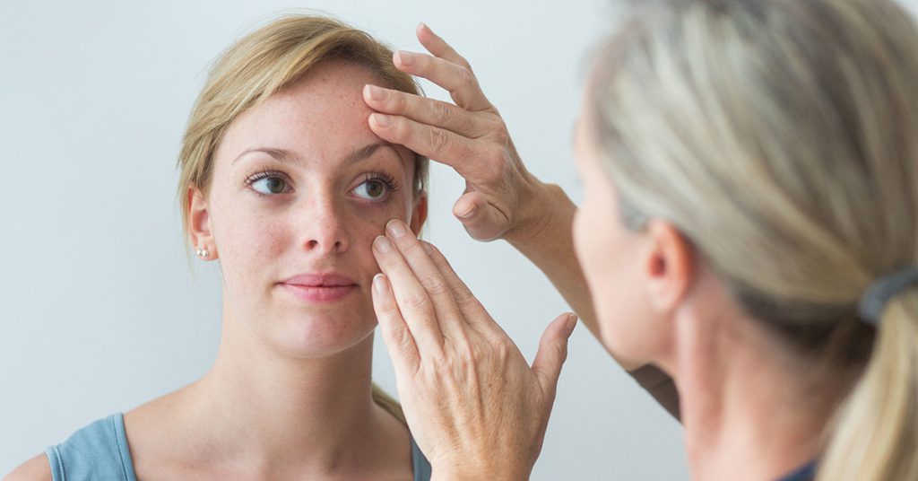 Sau mổ đục thủy tinh thể nên làm gì để mắt nhanh sáng