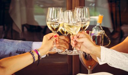 Sau mổ đục thủy tinh thể bao lâu thì có thể uống bia