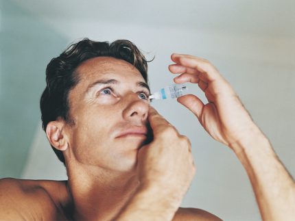 Đục thủy tinh thể do corticoid