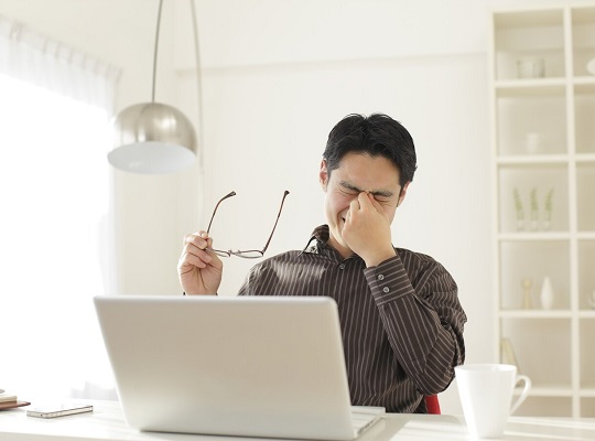 Mắt bị khô và mỏi mờ do xem điện thoại máy tính nhiều
